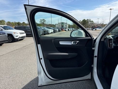 Used 2021 Volvo XC40 T5 Momentum w/ Premium Package image 7