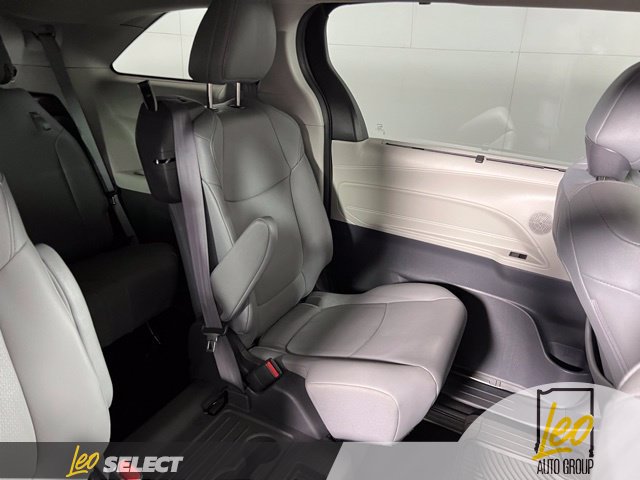 Used 2021 Toyota Sienna XLE FWD image 23