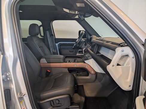 Used 2024 Land Rover Defender 110 SE image 32