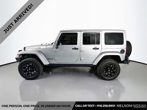 Used 2017 Jeep Wrangler Unlimited Rubicon w/ Connectivity Group AWD/4WD image 8