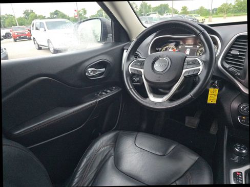 Used 2016 Jeep Cherokee Trailhawk w/ Leather Interior Group AWD/4WD image 14