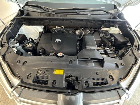 Used 2019 Toyota Highlander XLE image 18