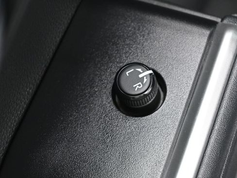 Used 2021 Toyota Highlander XLE AWD/4WD image 12