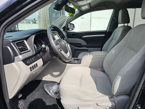 Used 2018 Toyota Highlander LE image 22