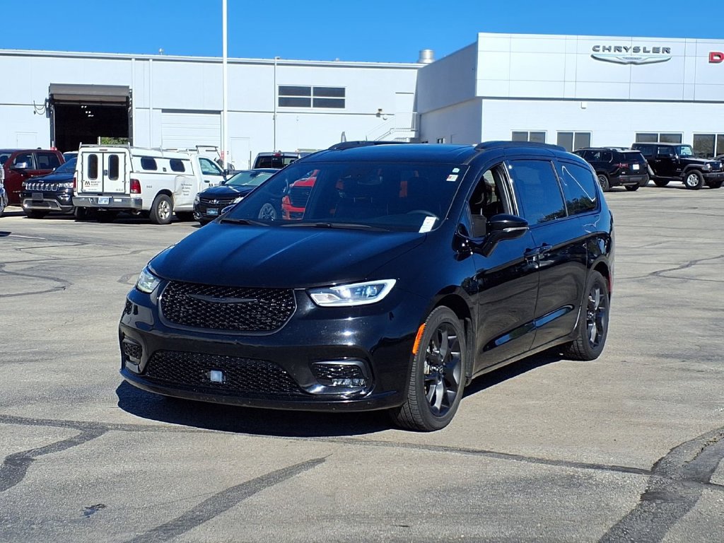 Used 2025 Chrysler Pacifica Limited FWD image 2