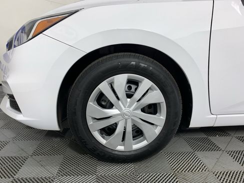 Used 2022 Nissan Versa S FWD image 11