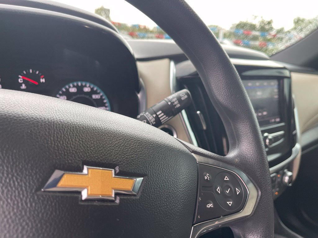 Used 2022 Chevrolet Traverse LS AWD/4WD image 16
