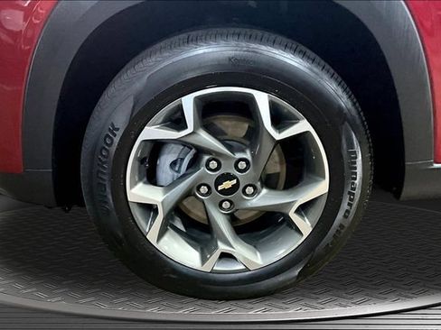 Certified 2025 Chevrolet Trax LT w/ LT Convenience Package FWD image 33