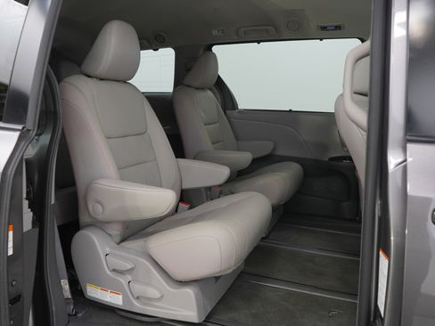 Used 2018 Toyota Sienna XLE image 13