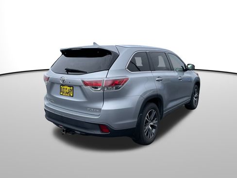 Used 2016 Toyota Highlander XLE image 3
