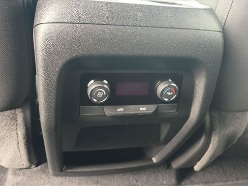 Used 2025 Chevrolet Traverse LT FWD image 14