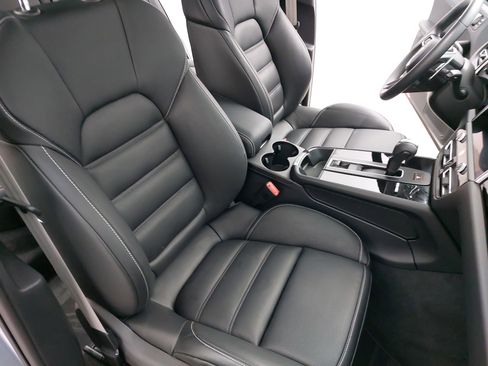 Certified 2025 Porsche Macan image 12