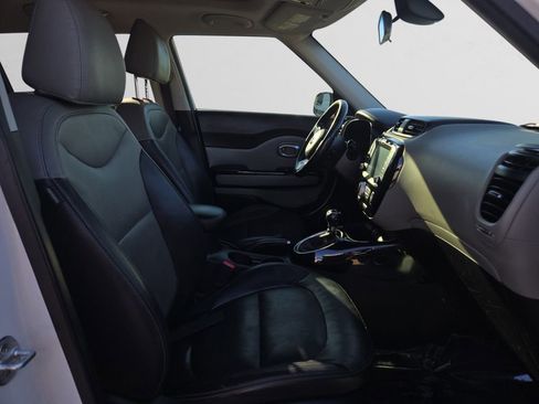 Used 2019 Kia Soul + w/ Primo Package FWD image 17