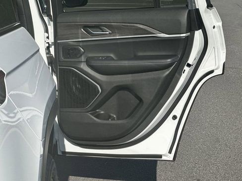 New 2025 Jeep Grand Cherokee Limited w/ Black Appearance Package image 16