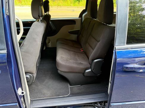 Used 2017 Dodge Grand Caravan SE w/ UConnect Hands-Free Group FWD image 16