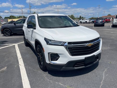 Used 2023 Chevrolet Traverse LS image 3