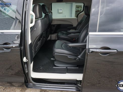 Used 2022 Chrysler Pacifica Touring-L image 21