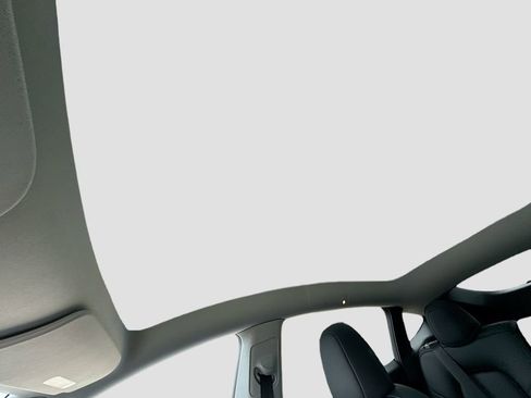 Used 2025 Tesla Model Y Long Range image 22