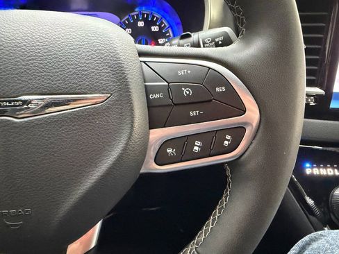 Used 2025 Chrysler Pacifica Select FWD image 23