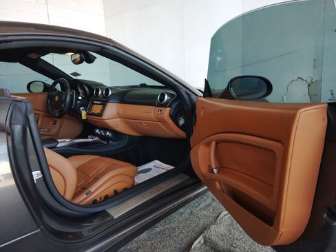 Used 2014 Ferrari California RWD image 10