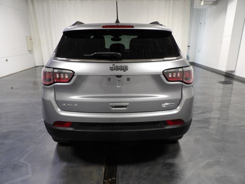 Used 2017 Jeep Compass Latitude w/ Popular Equipment Group AWD/4WD image 5