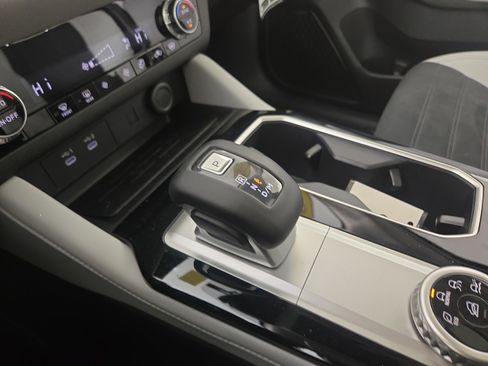 New 2025 Mitsubishi Outlander SE image 24