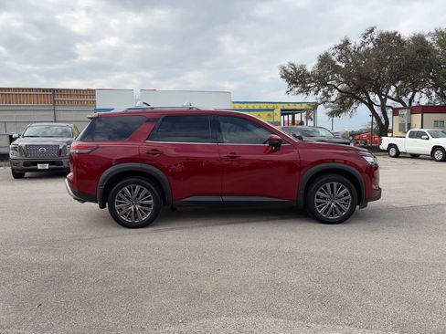 Used 2024 Nissan Pathfinder SL w/ SL Premium Package FWD image 4