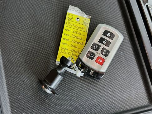 Used 2020 Toyota Sienna XLE w/ XLE Navigation Package FWD image 22