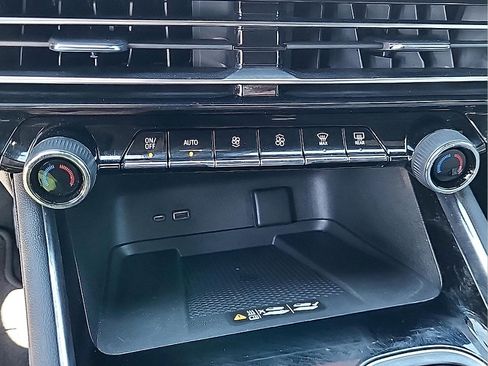 Used 2025 Chevrolet Traverse LT w/ Driver Confidence Package FWD image 25