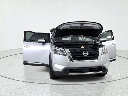 Used 2024 Nissan Pathfinder Platinum FWD image 9