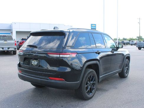 Used 2024 Jeep Grand Cherokee Altitude AWD/4WD image 9