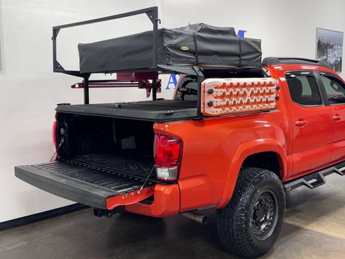 Used 2017 Toyota Tacoma TRD Sport AWD/4WD image 8