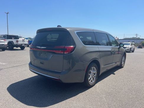 Used 2025 Chrysler Pacifica Select FWD image 5