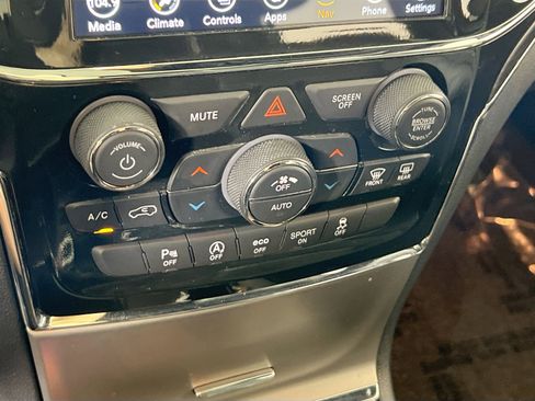 Used 2022 Jeep Grand Cherokee Limited image 14