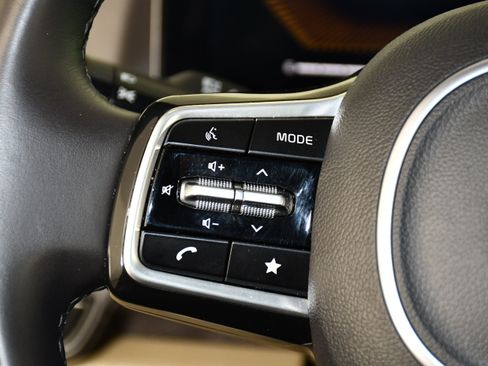 Used 2025 Kia Carnival FWD image 21