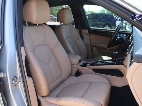 Used 2024 Porsche Macan AWD/4WD image 11