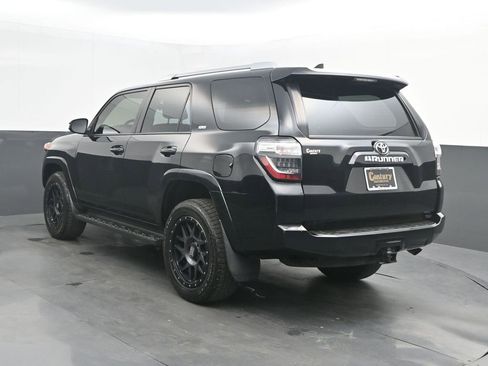 Used 2017 Toyota 4Runner SR5 AWD/4WD image 3