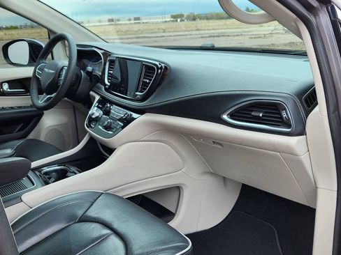 Used 2023 Chrysler Pacifica Limited FWD image 15
