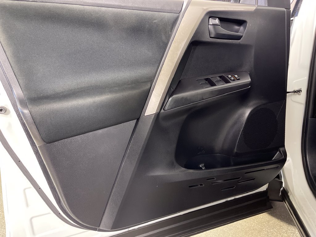 Certified 2018 Toyota RAV4 LE w/ Carpet Mat Package FWD image 17
