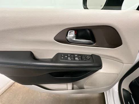 Used 2022 Chrysler Voyager LX FWD image 18