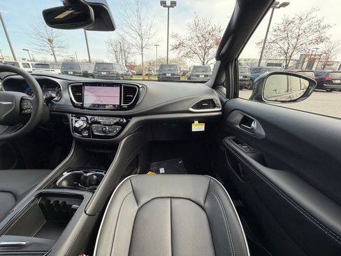 New 2026 Chrysler Pacifica Limited image 14