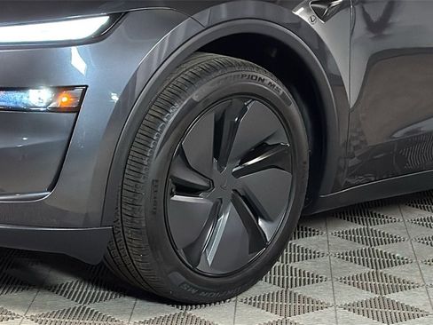 Used 2026 Tesla Model Y 2WD image 4