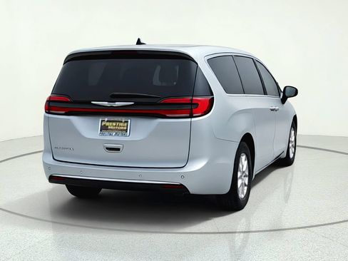 Used 2024 Chrysler Pacifica Touring-L FWD image 7