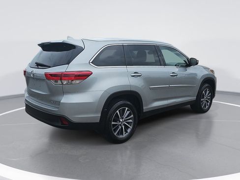 Used 2019 Toyota Highlander XLE AWD/4WD image 3
