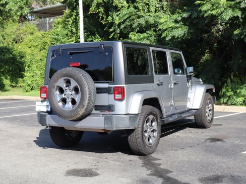 Used 2017 Jeep Wrangler Unlimited Sahara AWD/4WD image 9