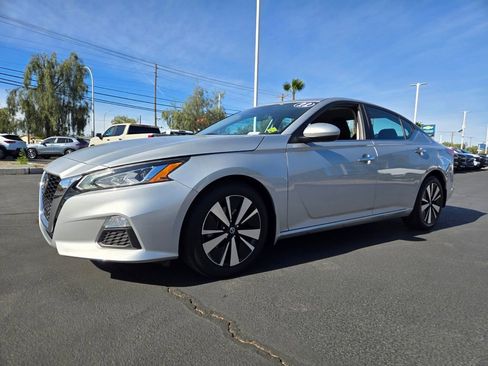Used 2022 Nissan Altima 2.5 SV FWD image 2