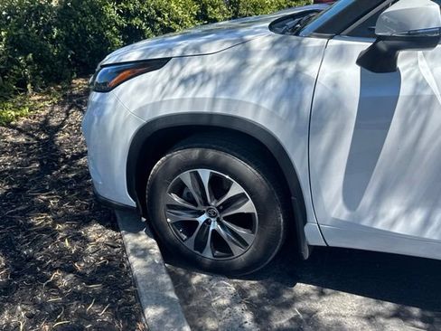 Used 2023 Toyota Highlander XLE AWD/4WD image 11