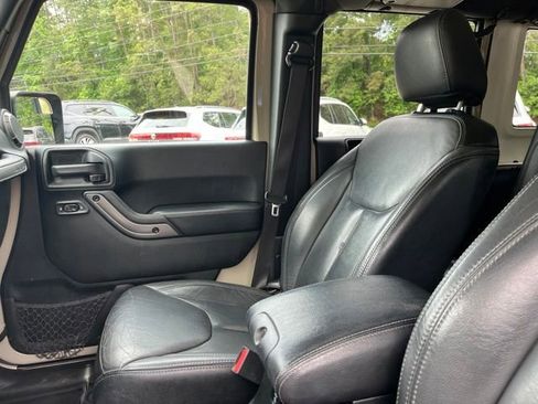 Used 2018 Jeep Wrangler Unlimited Sahara AWD/4WD image 10