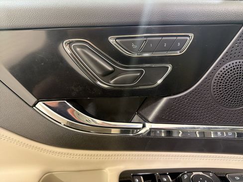 Used 2025 Lincoln Corsair AWD image 11