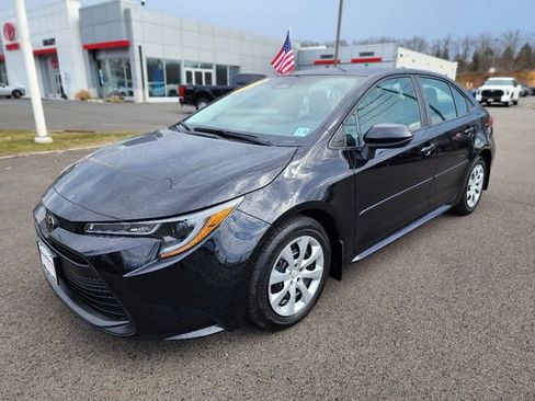 Used 2023 Toyota Corolla LE image 3